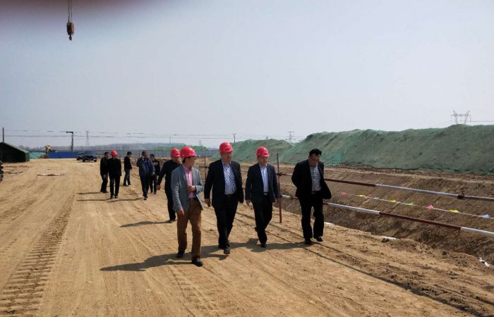 青島東方海納集團(tuán)董事長(zhǎng)張孝林前往工程現(xiàn)場(chǎng)巡視