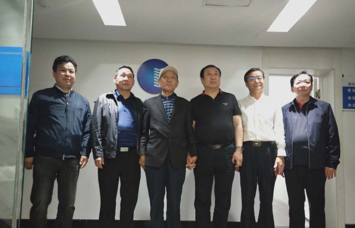 中國(guó)人民解放軍總后勤部 張文臺(tái)上將視察青島東方海納集團(tuán)